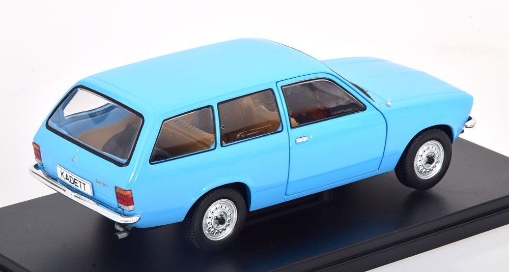 Opel Modellini d'auto: OPEL KADETT C CARAVAN 1973 HELLBLAU 1:24 WHITEBOX – Nuovo e nell'imballaggio originale da Suhr venduto da Moebelsiralfred 1