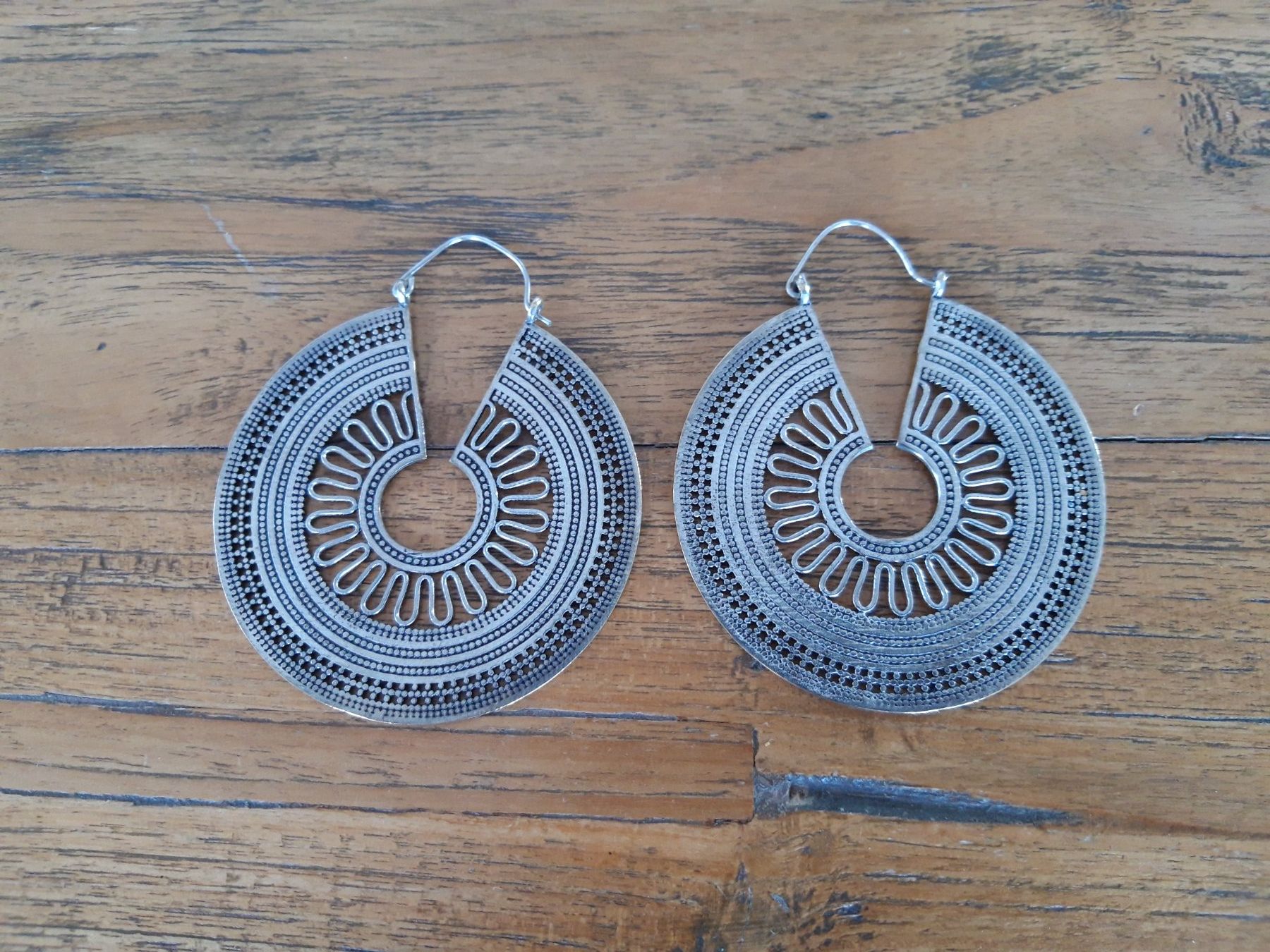 Ohrringe & -stecker: Boho Ethno Creolen Ohrringe Metall Silber – Gebraucht aus Feuerthalen von tanatha_st