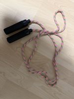 Springseil bunt mit schwarzen Griffen gebrauchter Zustand