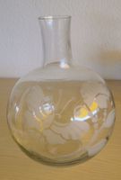 Schöne Glas-Vase mit Schmetterling und Blume
