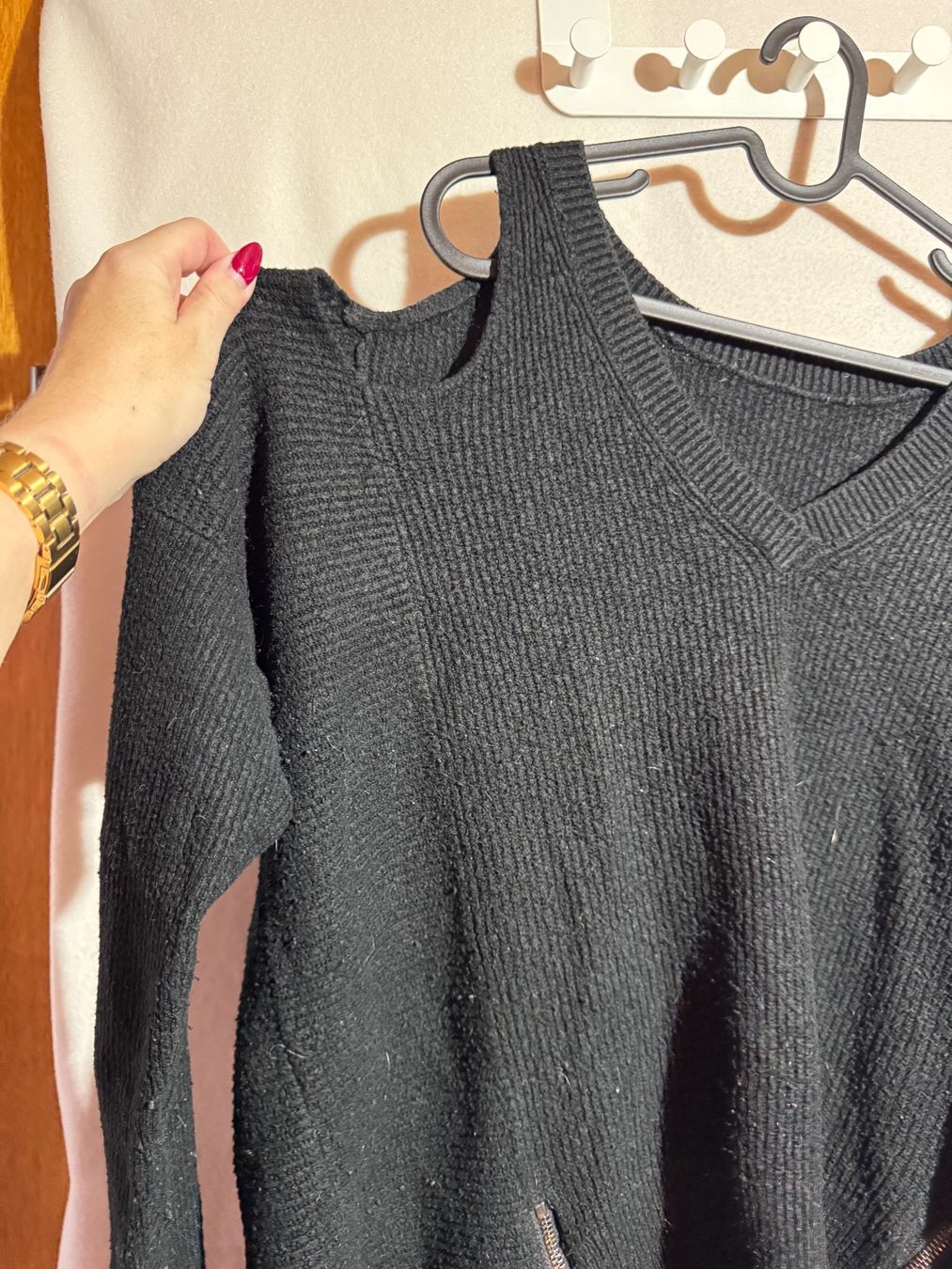 Pulls & Sweat-shirts: Schwarzer Cold Shoulder's Pullover ca Gr. L – D'occasion à Grosswangen par SALE_SALE_SALE 1