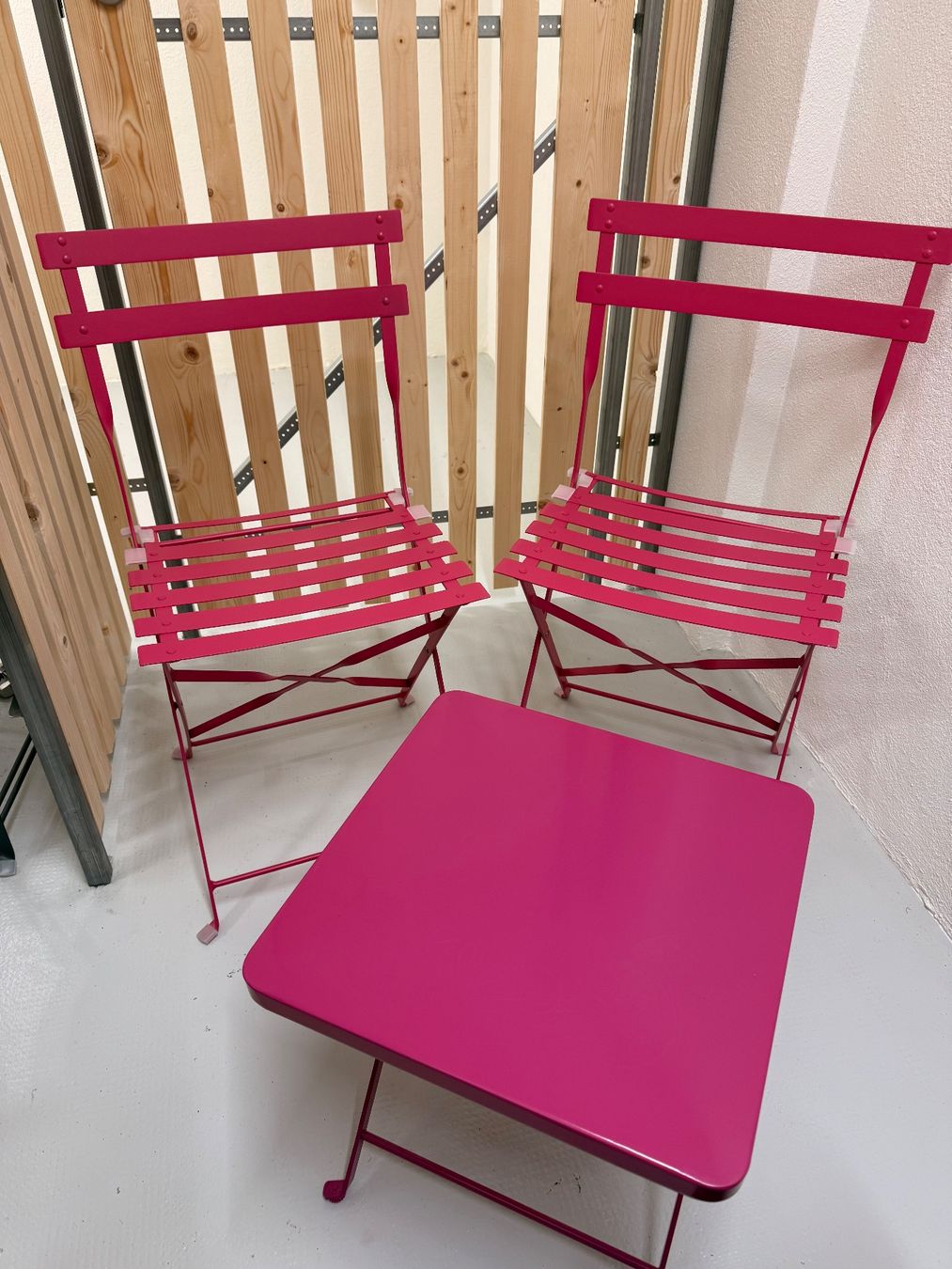 Pfister Tischset: Gartenstühle und kleiner Tisch Polster dazu gratis – Gebraucht aus Pratteln von Claudi66