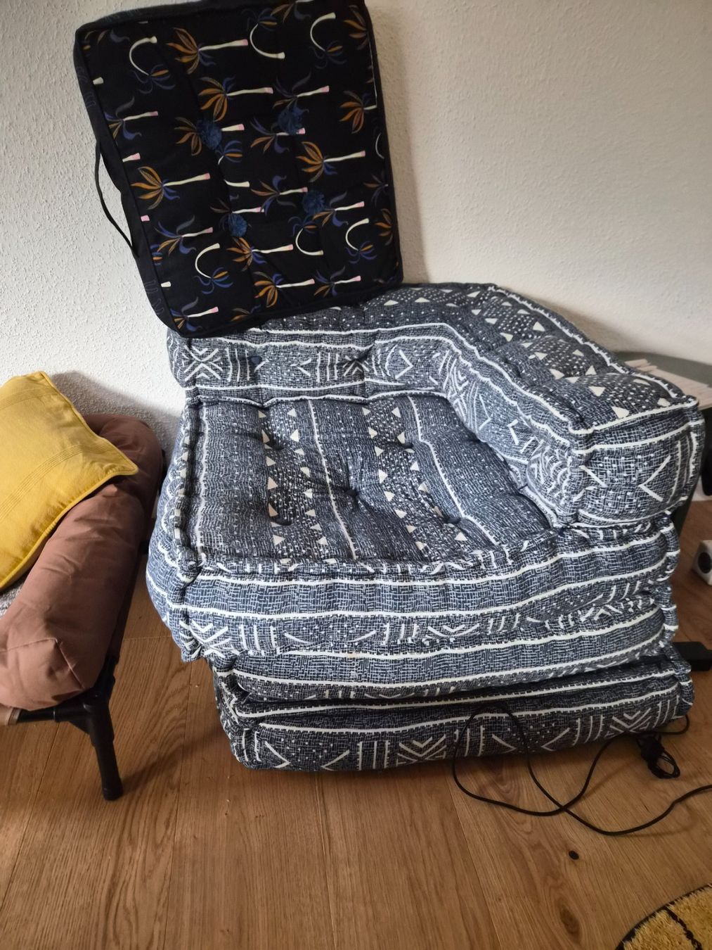 Sofas: Small Sofa- Kids Sofa -3 pieces- or Floor Bed – Gebraucht aus Maur von Sofi___ 3