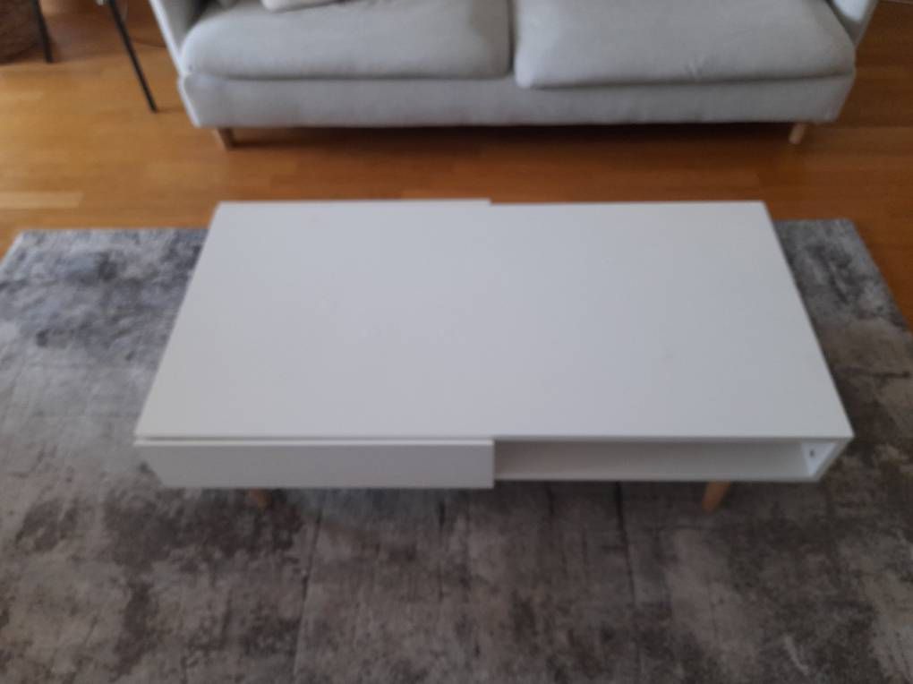 Tavoli: Couchtisch Weiss mit Holzfüssen – Usato da Pfaffnau venduto da -Cyrill-
