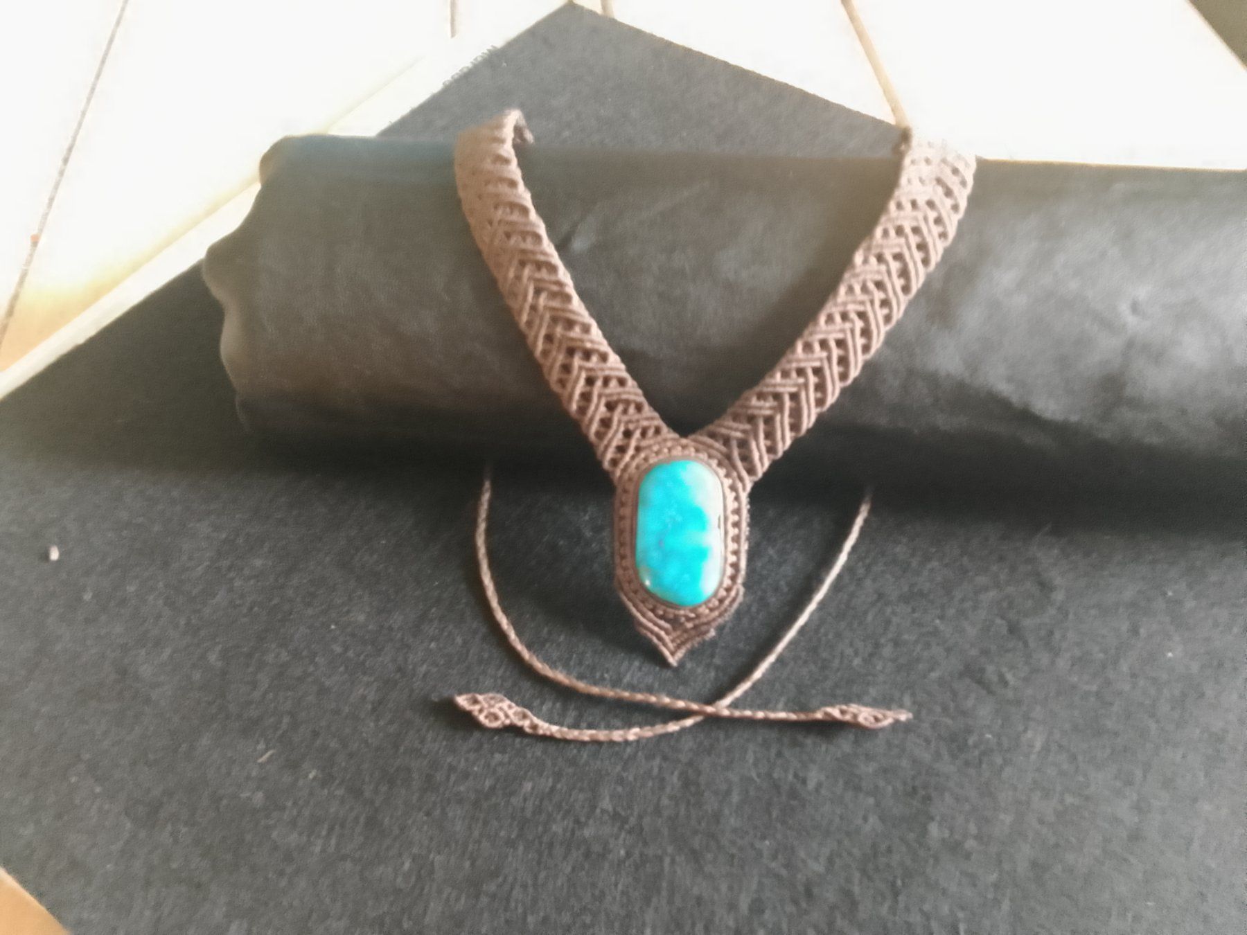 Catenine: handgemachte Makramee Kette, Collier mit eingefasstem Türkis – Nuovo (secondo la descrizione) da Pfäffikon ZH venduto da Emporos_42 1