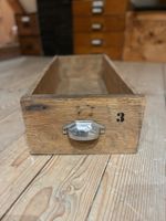 Alte Schublade mit Muschelgriff