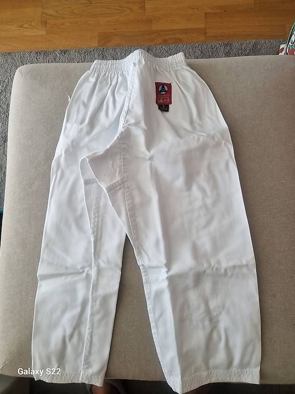 Arte internazionale: Karate Kimono für Kinder – Usato da Bülach venduto da aap_6ycv 1