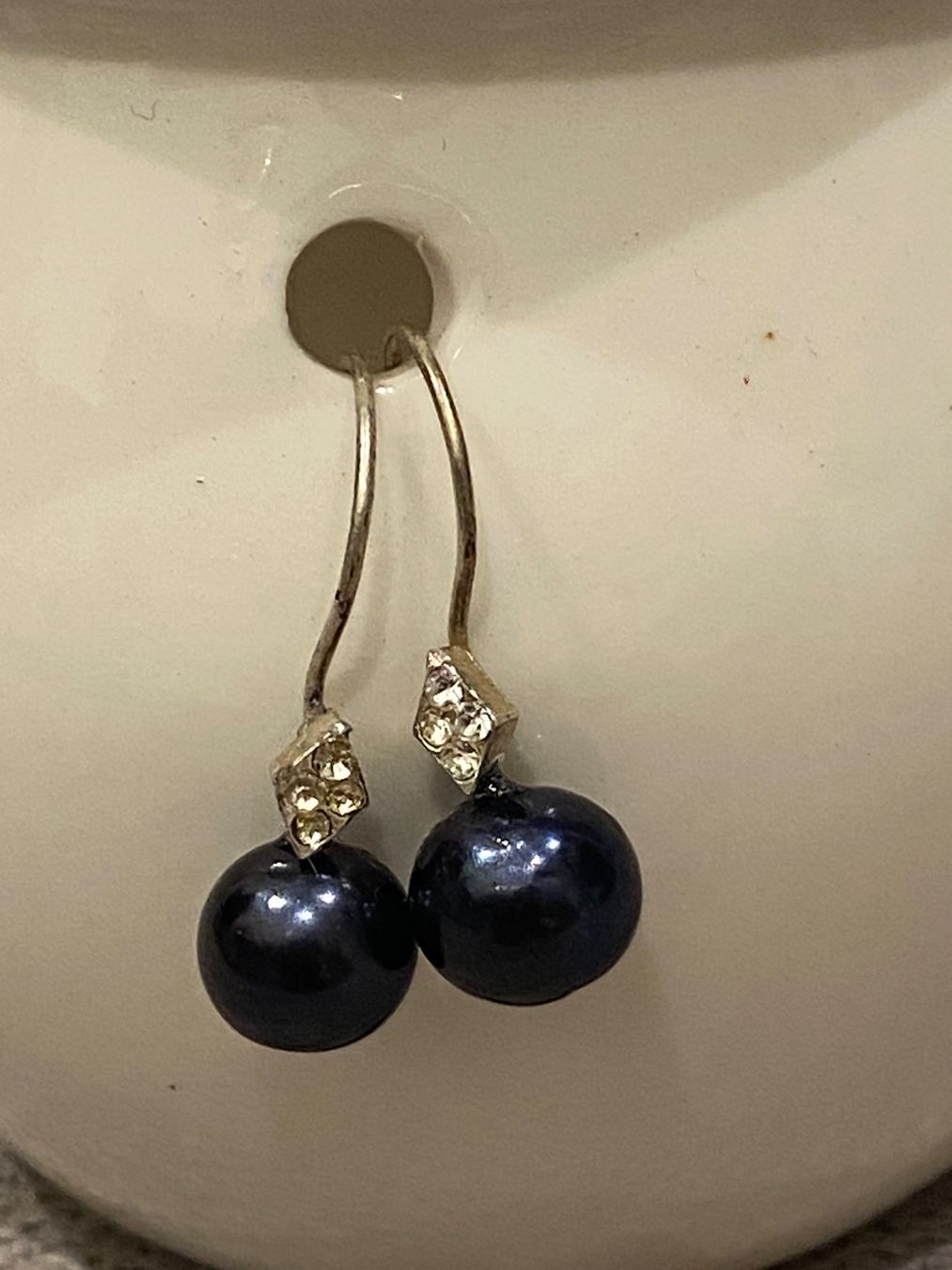 Ohrringe & -stecker: Silber Ohrringe mit schwarzen Perlen – Gebraucht aus Liestal von Goldart