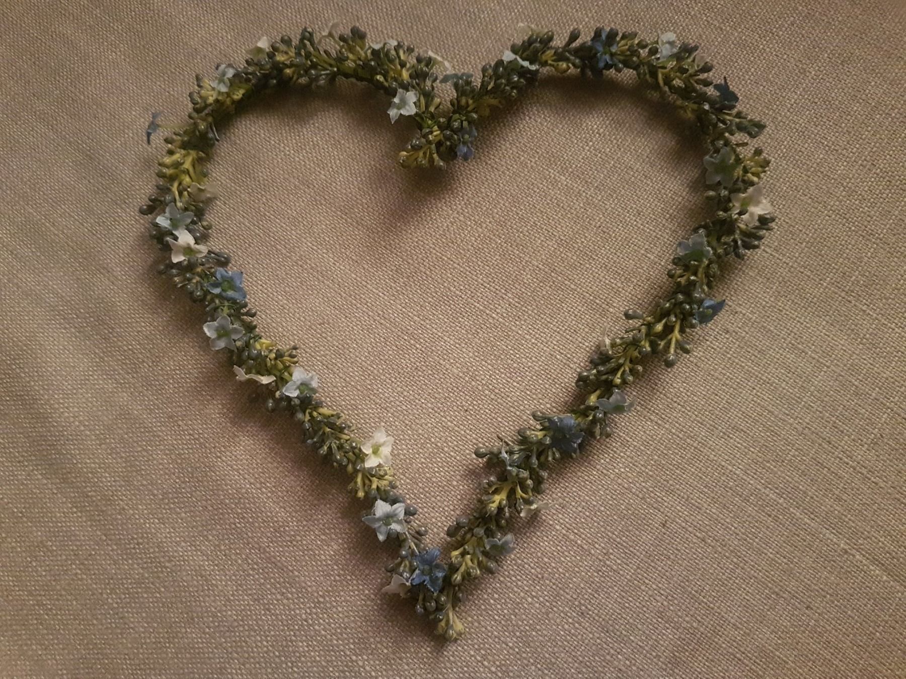 Tutte le decorazioni: Herz aus Draht und Kunststoffblumen – Usato da Oberengstringen venduto da Asteroid56 1