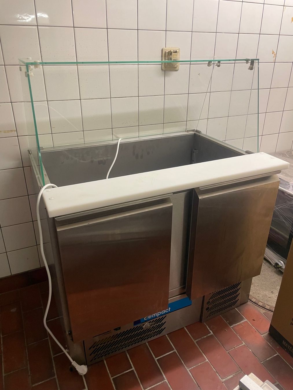 Frigoriferi: Kühlvitrine / Saladette Cibo Compact mit Glasaufsatz – Usato da Interlaken venduto da MerkurWest