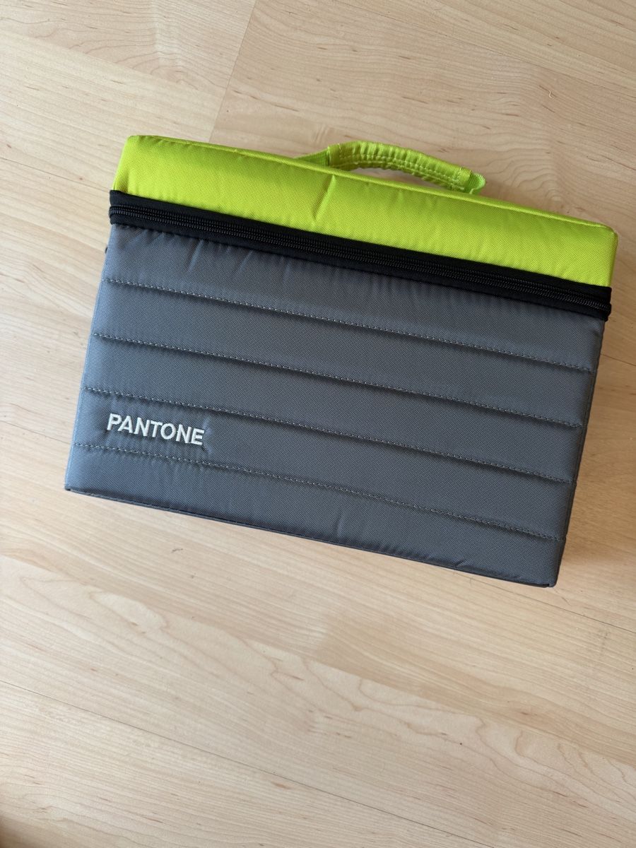 Farben: PANTONE PLUS SERIES Farbfächer im Koffer – Gebraucht aus Andhausen von cnz 1