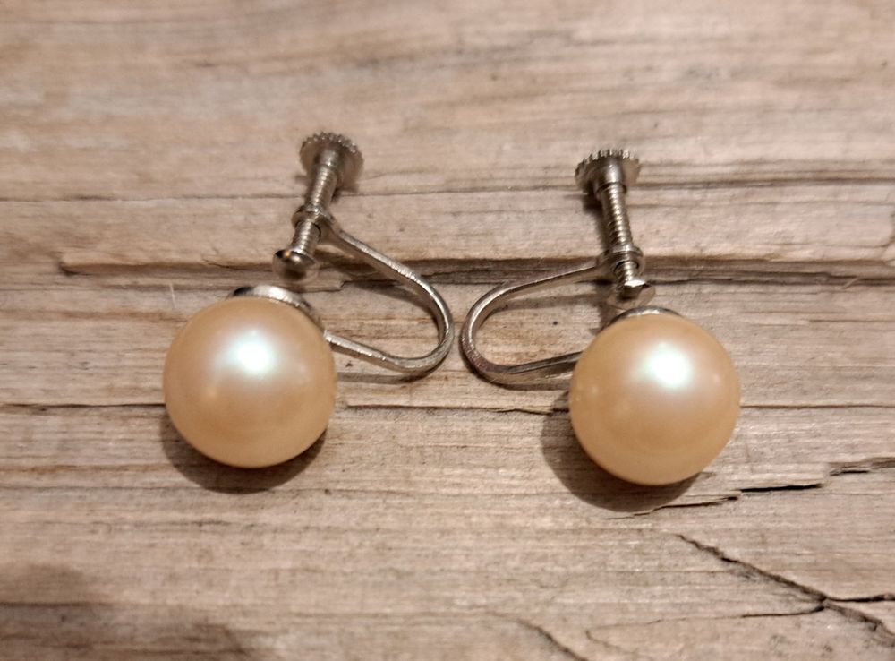 Ancienne paire de boucles d'oreilles à clips en nacre
