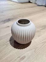 Dekorative Blumenvase, beige, gerippt