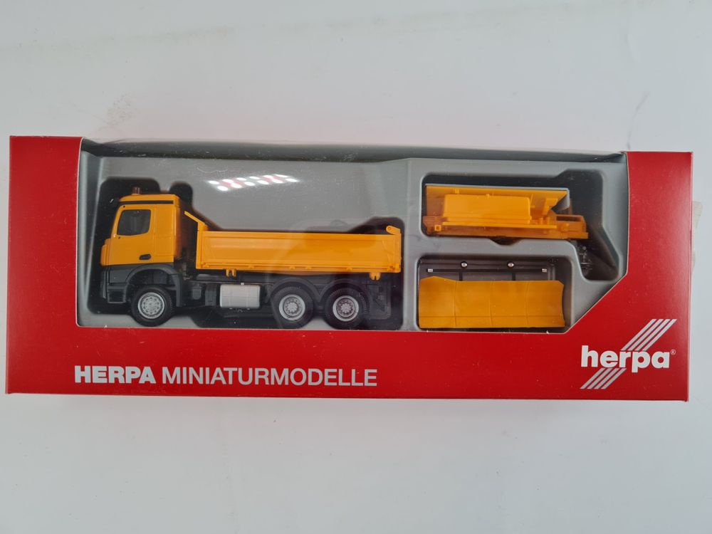 herpa Vrachtwagen model Mercedes-Benz Arocs 6x6 platform leger, miniatuur op schaal 1:87, verzamelstuk, Made in Germany, kunststof