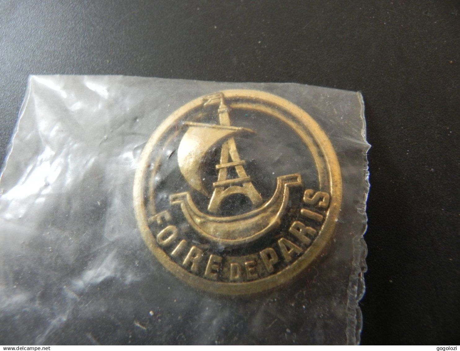 Broches & Aiguilles: Altes Abzeichen - Foire de Paris – D'occasion à Biel/Bienne par Gogolozi 1