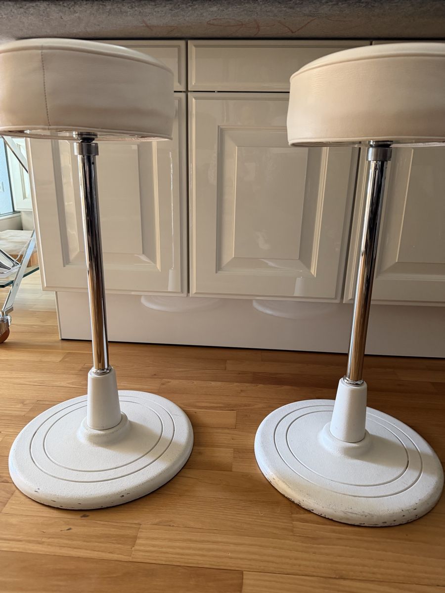 Classicon Hocker: Zwei Barhocker von Classicon Eileen Gray – Gebraucht aus Zug von Furrerzug1