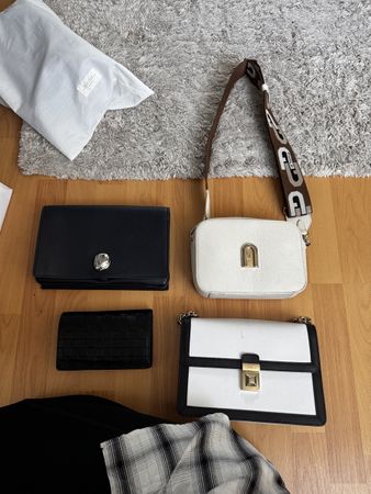 Elegant Furla  Bag White Leather Gold Hardware
