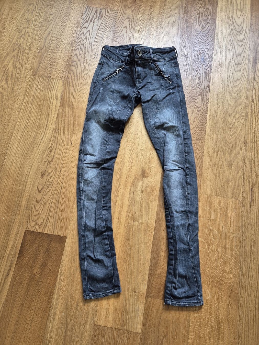 Guess Jeans: Guess Jeans dunkelgrau – Usato da Feusisberg venduto da cts_55rn