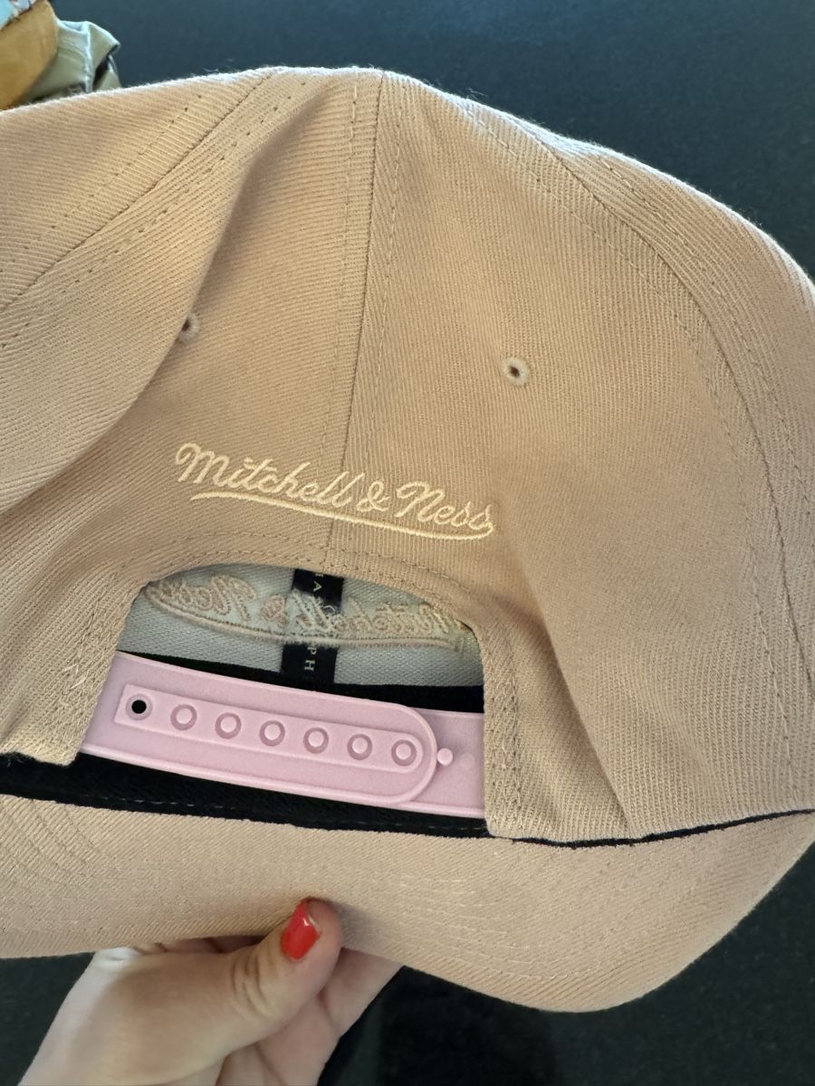 Mitchell & Ness Copricapi, berretti & cappellini: Mitchell & Ness Kappe verstellbar neu mit Etikett hellrosa  – Usato da Zürich venduto da jasmine 2