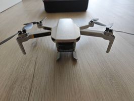DJI Mini 2 Fotodrohne mit Fernbedienung neuwertig