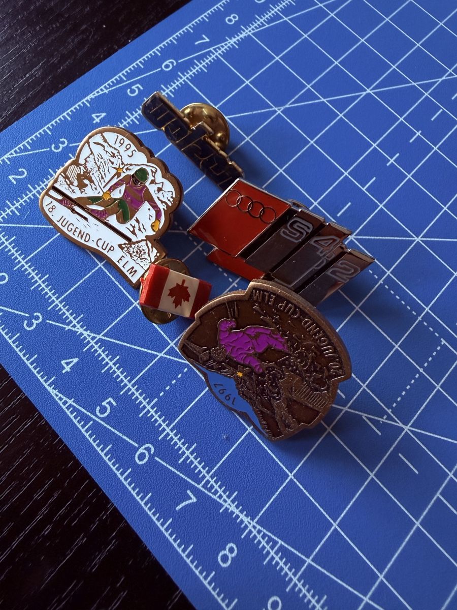 Broschen & Nadeln: 90er Jahre Pins – Gebraucht aus Zürich von moneyplease 1