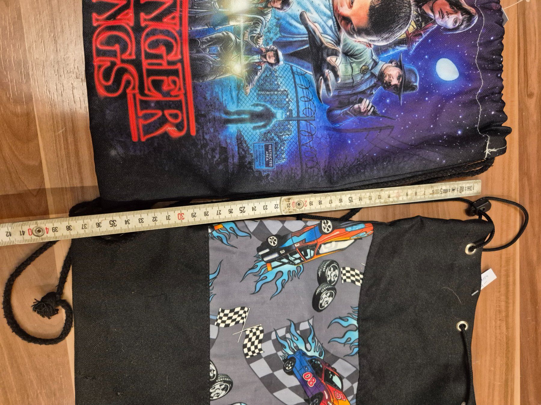 Zaini: 1 Turnbeutel: Stranger Things oder Auto Motiv - K19 – Usato da Schwarzenburg venduto da Flamingo07 1