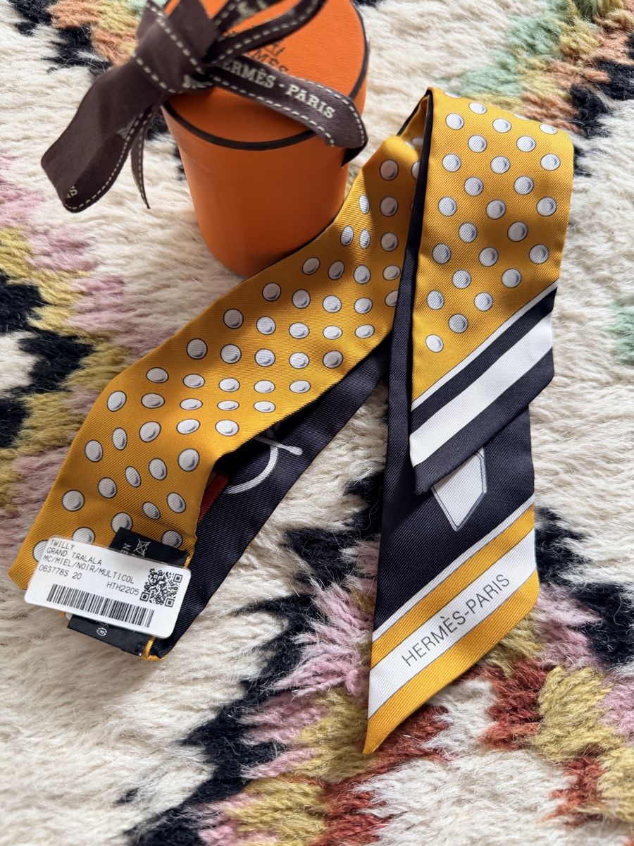Hermès Foulard & Sciarpe: Twilly Hermès neuf avec étiquette  – Nuovo e nell'imballaggio originale da Lausanne venduto da Meganelausanne