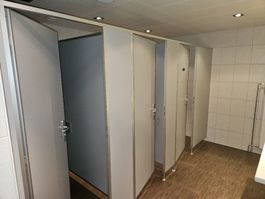 Mehrere WC Trennwand SAKA Adonis