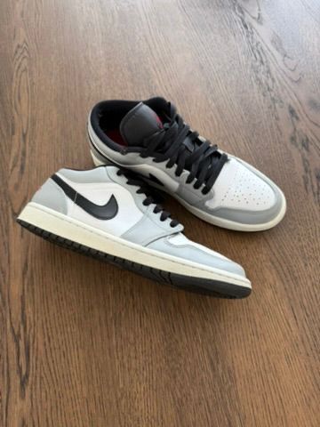 Nike Scarpe da uomo: Nike Jordan 1 Low Light Smoke Grey – Taille 43 – Usato da Lausanne venduto da skayfasano 1
