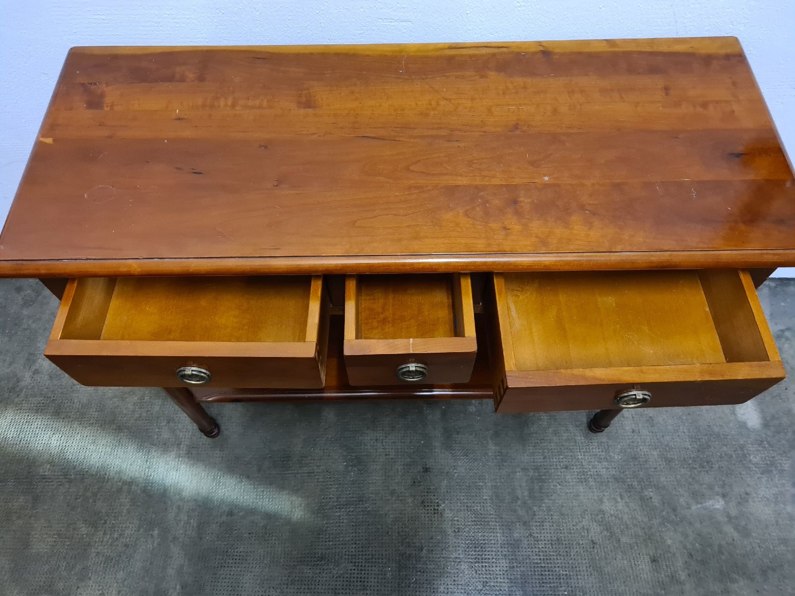Tische: klein Tisch mit Schublade – Gebraucht aus Riehen von  1