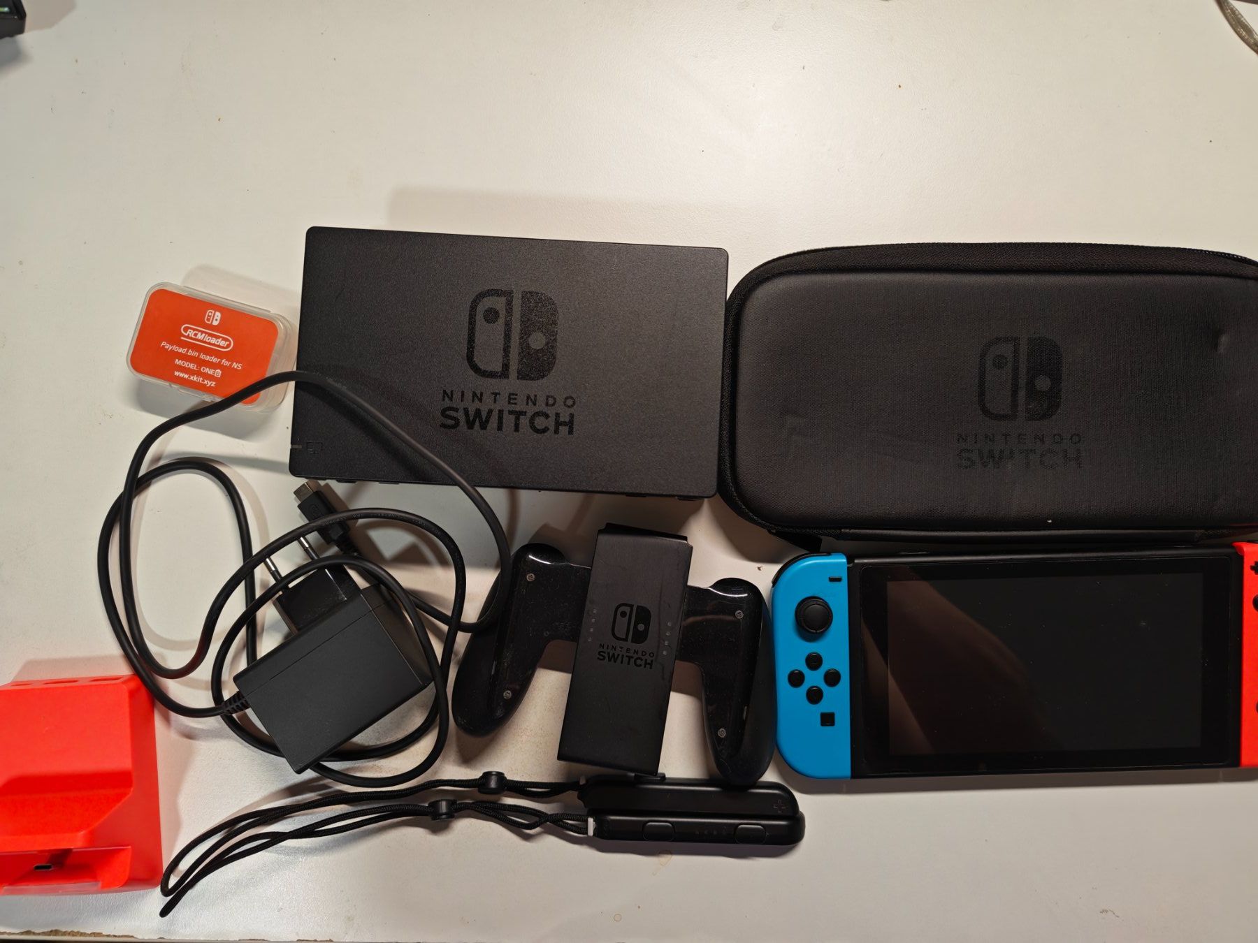 Nintendo Konsolen: Nintendo Switch mit offizieller Hülle – Gebraucht aus Zürich von explosion7