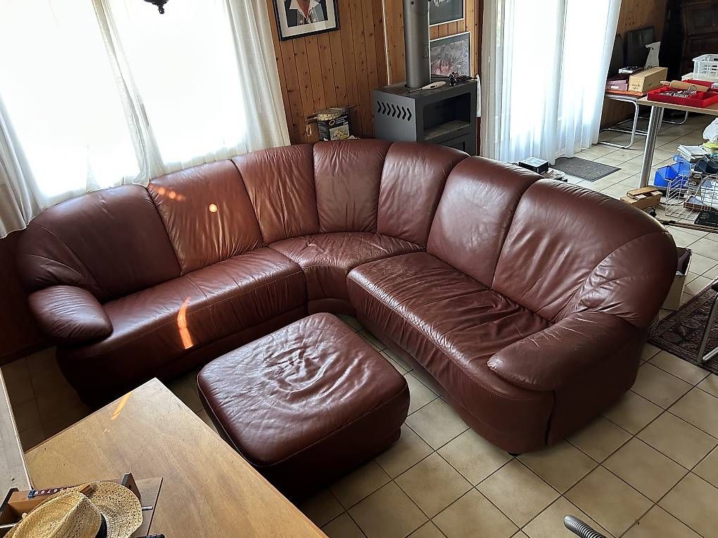 Sofas: Ecksofa mit Hocker Bordeaux-Rot – Gebraucht aus Moosseedorf von bru_8xjy 1