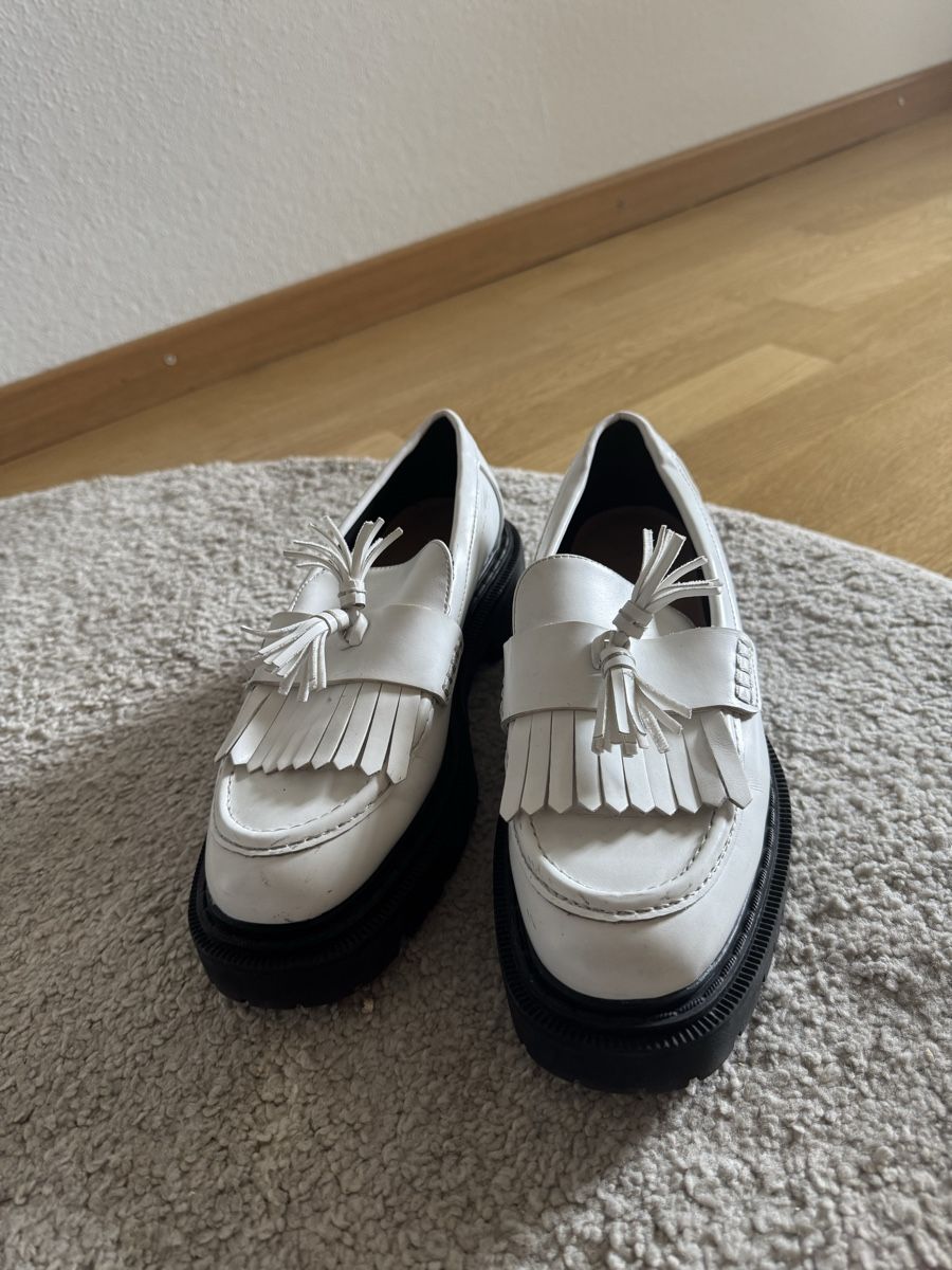 Scarpe da donna: Mocassins blancs à franges  – Usato da Lausanne venduto da fan_d56k 2
