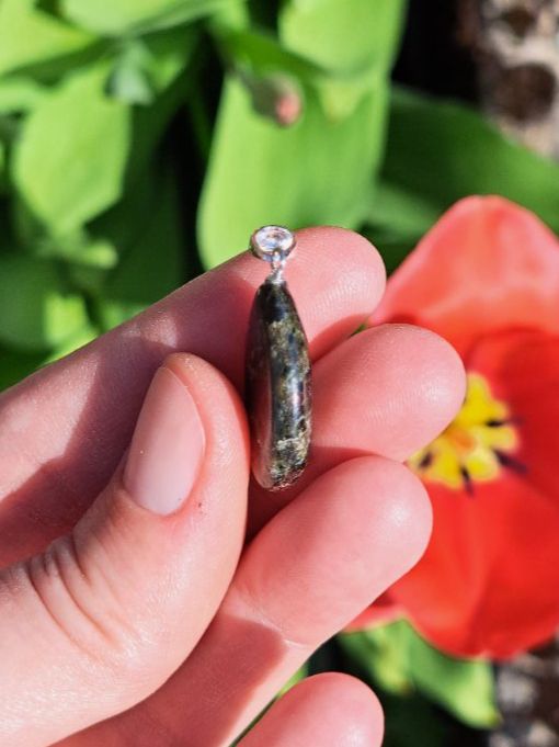 Anhänger: Granat Peridotit aus dem Tessin Anhänger – Neu und originalverpackt aus Richterswil von Viorella 1
