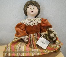 Seltene Puppe komplett aus Porzellan gefertigt und von Hand