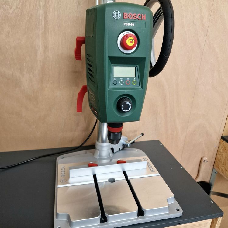 Bosch Tischbohrmaschine PBD 40 + 2x Bohrersets Mit Titanbeschichtung – Komplettpaket Für Holz, Metall & Stein