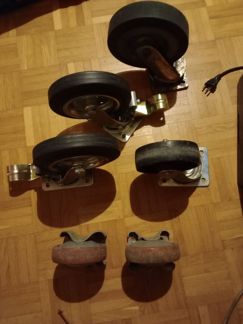 Altro per stoccaggio & trasporto: Container Rollen, 4Stück, Top Zustand, ca. 25 cm Hoch – Usato da zürich venduto da sotherbies 2