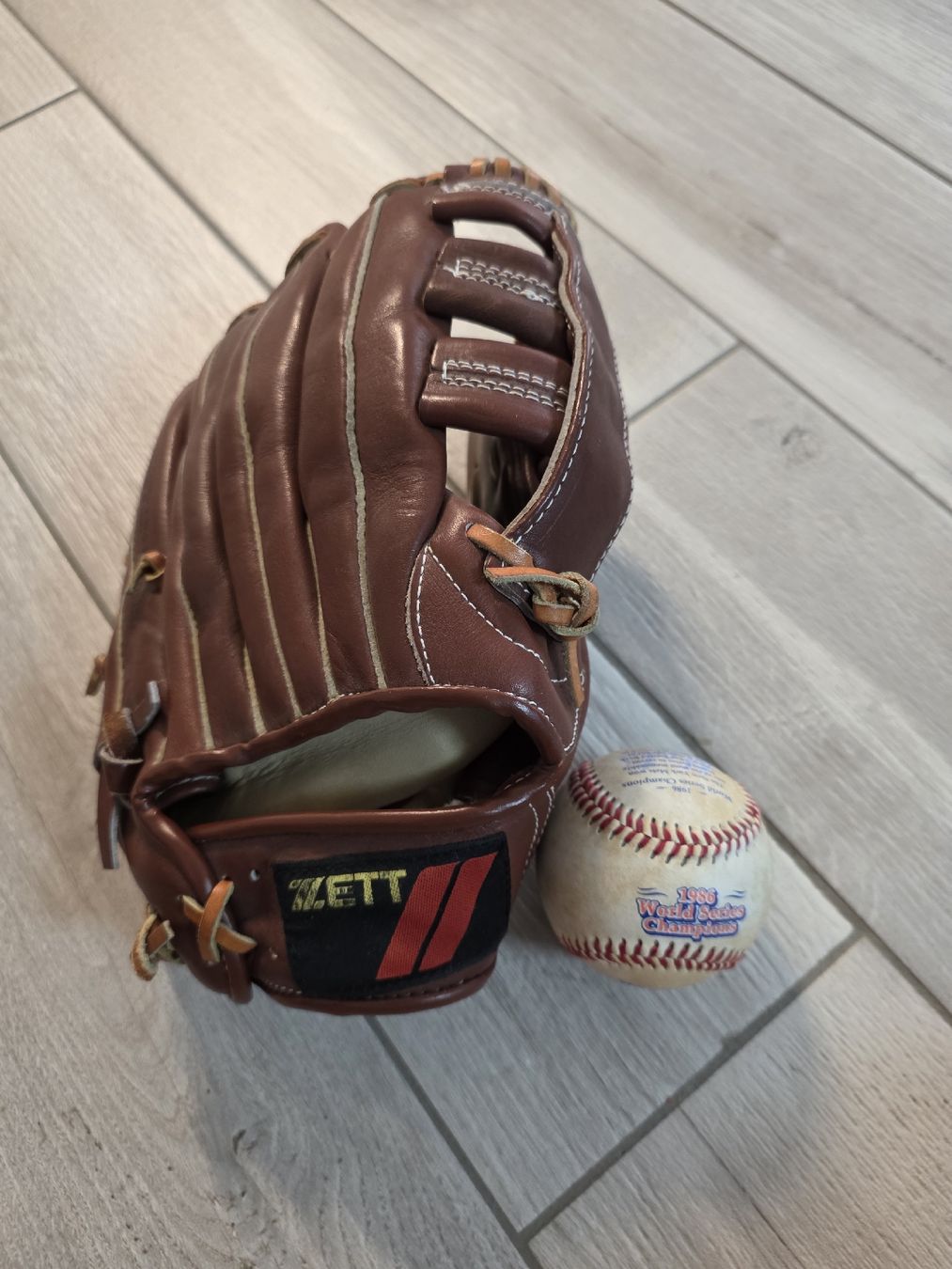Guanti & manicotti: Baseballhandschuh Zett und Baseball – Usato da Dorf venduto da Echo_Elements 2