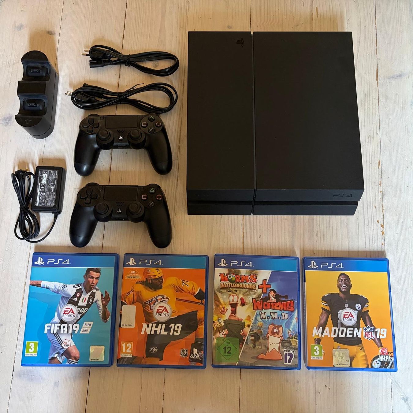 Sony Console: PS4 Konsole - 2 Controller - 4 Spiele - Zustand wie neu – Usato da Sitterdorf venduto da Laura_Ern