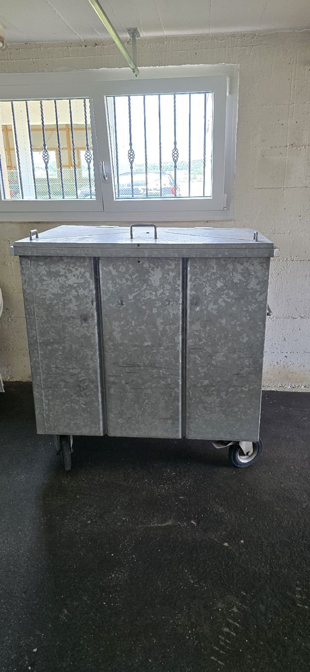 Altro per Ufficio & Commercio: Abfall Kericht Container verzinkt 800 Liter – Usato da Waltenschwil venduto da riggeli61