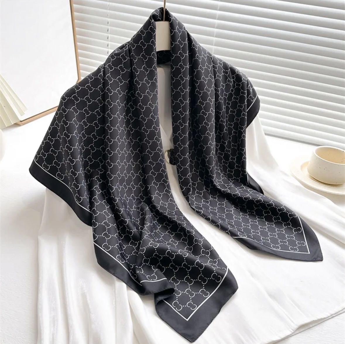 Foulard & Sciarpe: Schwarzes Tuch mit Muster - Neu! – Nuovo e nell'imballaggio originale da Winterthur venduto da -BeHappy24- 1