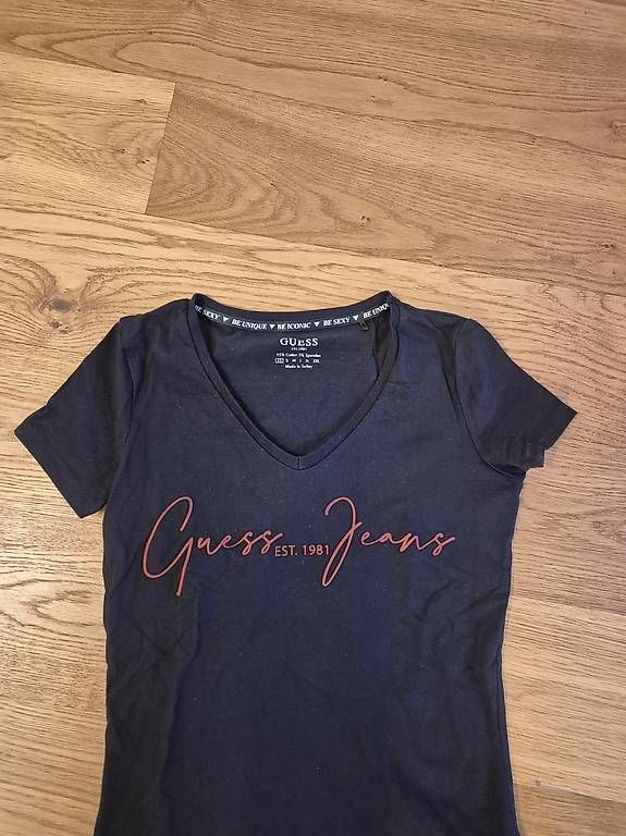 Guess T-shirt: Guess T-Shirt. – Usato da Feusisberg venduto da cts_55rn 1