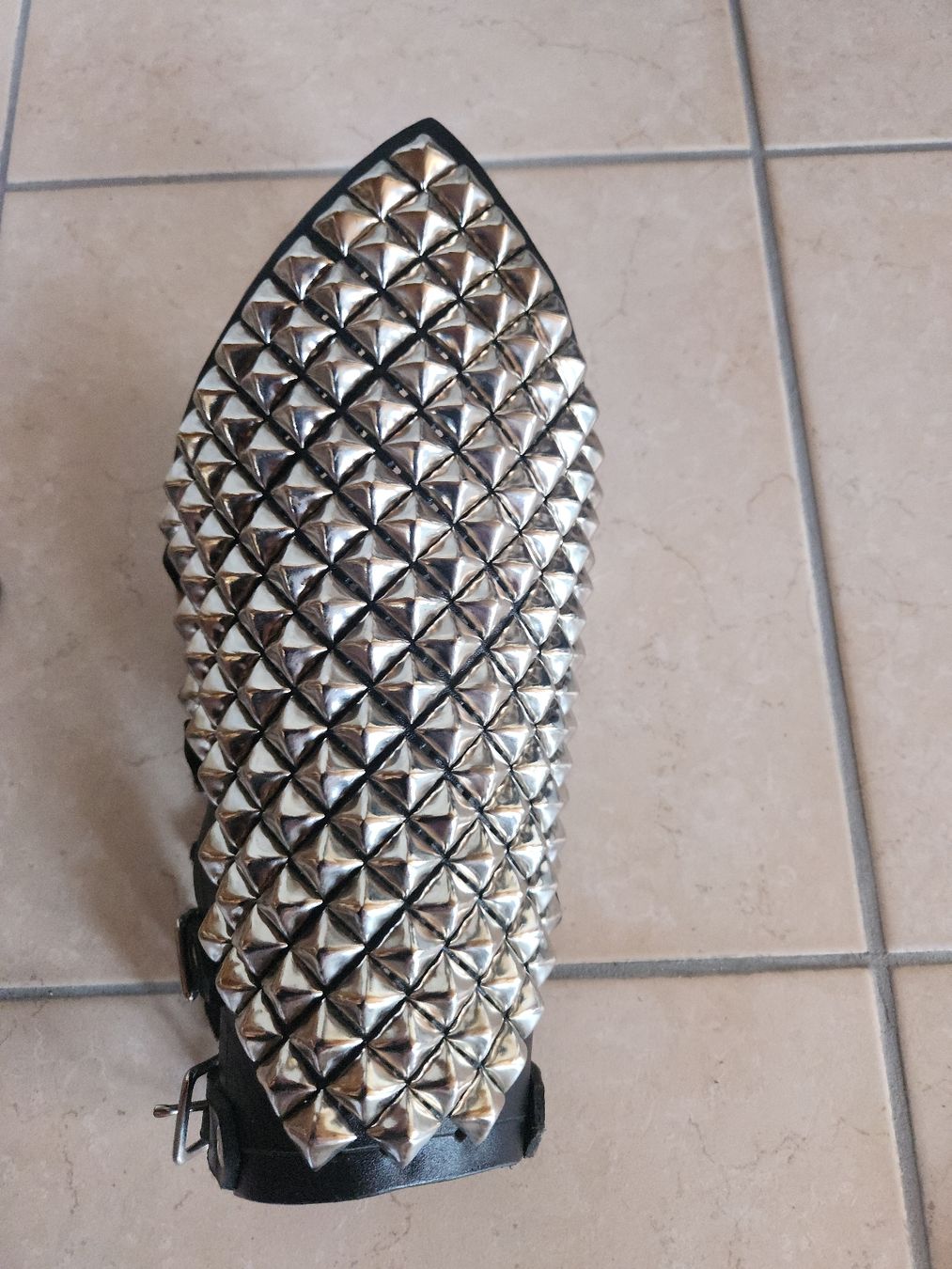 Bracciali & Braccialetti: 2x Nieten Armbänder Pyramiden Heavy Metal – Nuovo (secondo la descrizione) da Aarburg venduto da Se20