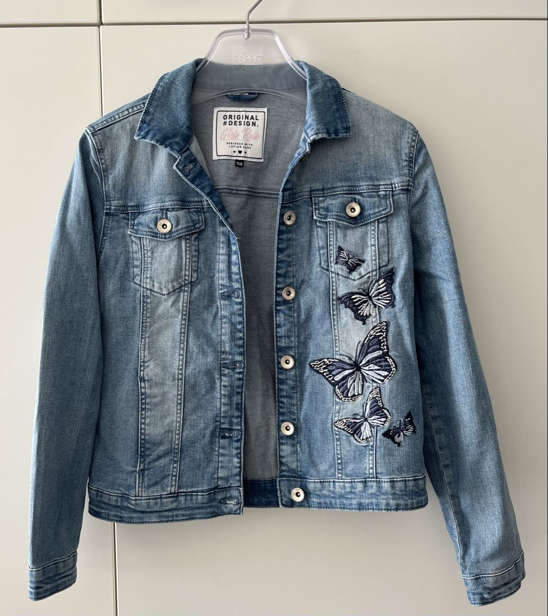 Jacken & Mäntel: Girly Rule Jeansjacke mit Schmetterlingen  – Gebraucht aus Basel von Lila11
