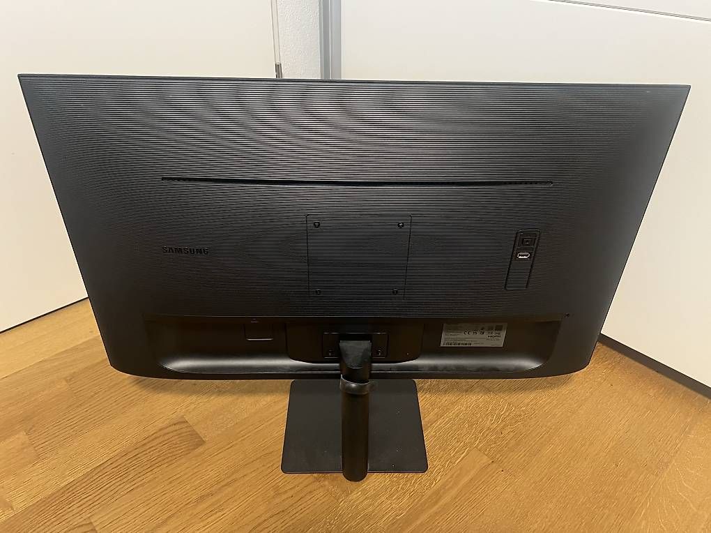 Ecrans: Samsung UHD 32' Monitor – D'occasion à Neuwilen par duepeng 1