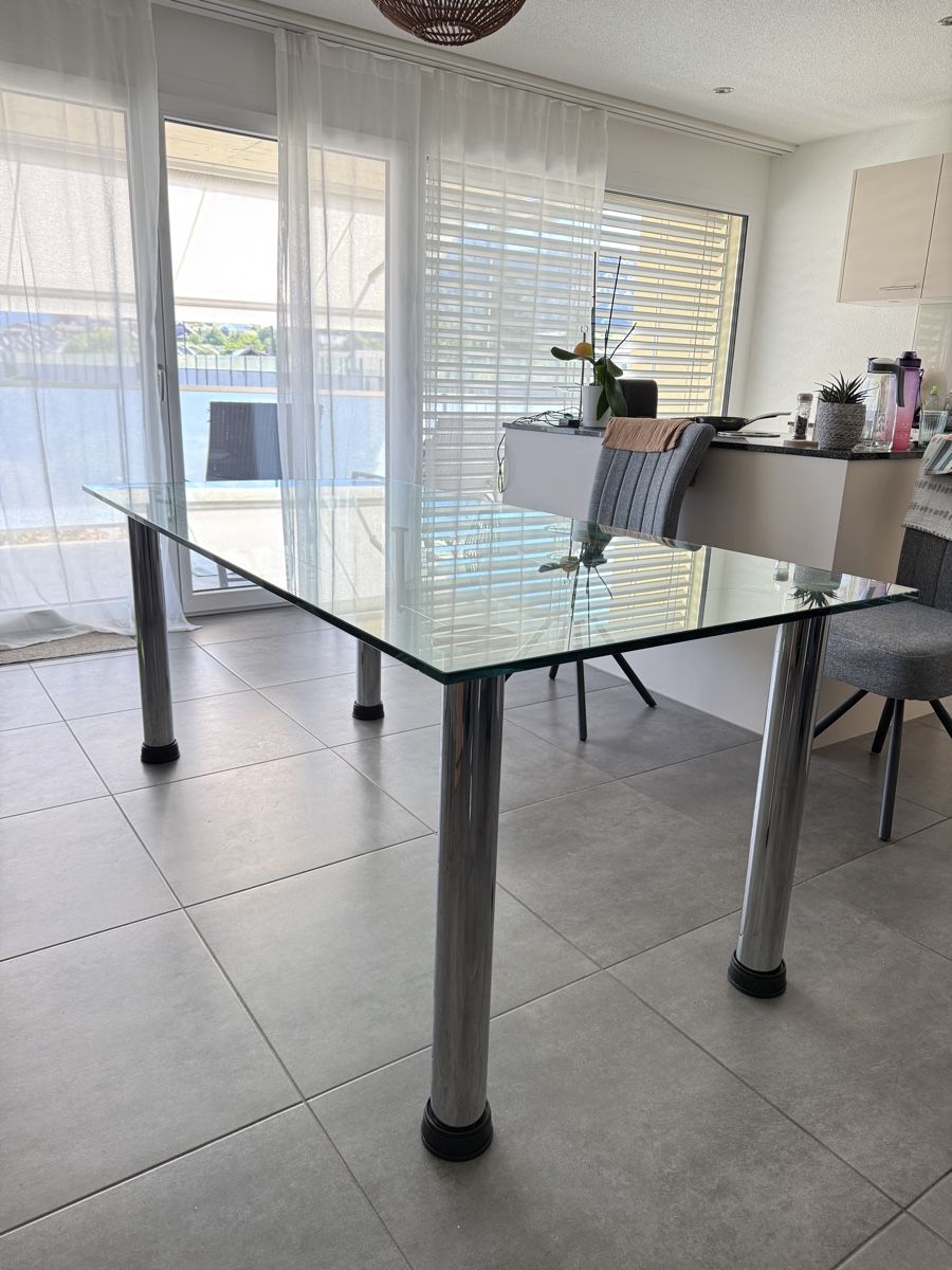 Tavoli: Glas-Esstisch mit Metallbeinen – Usato da Spiez venduto da aci_jrd7 1