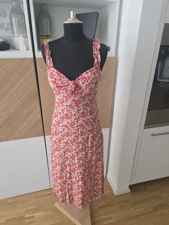 Zara Kleid mit Blumenmuster rot weiss Grösse M 