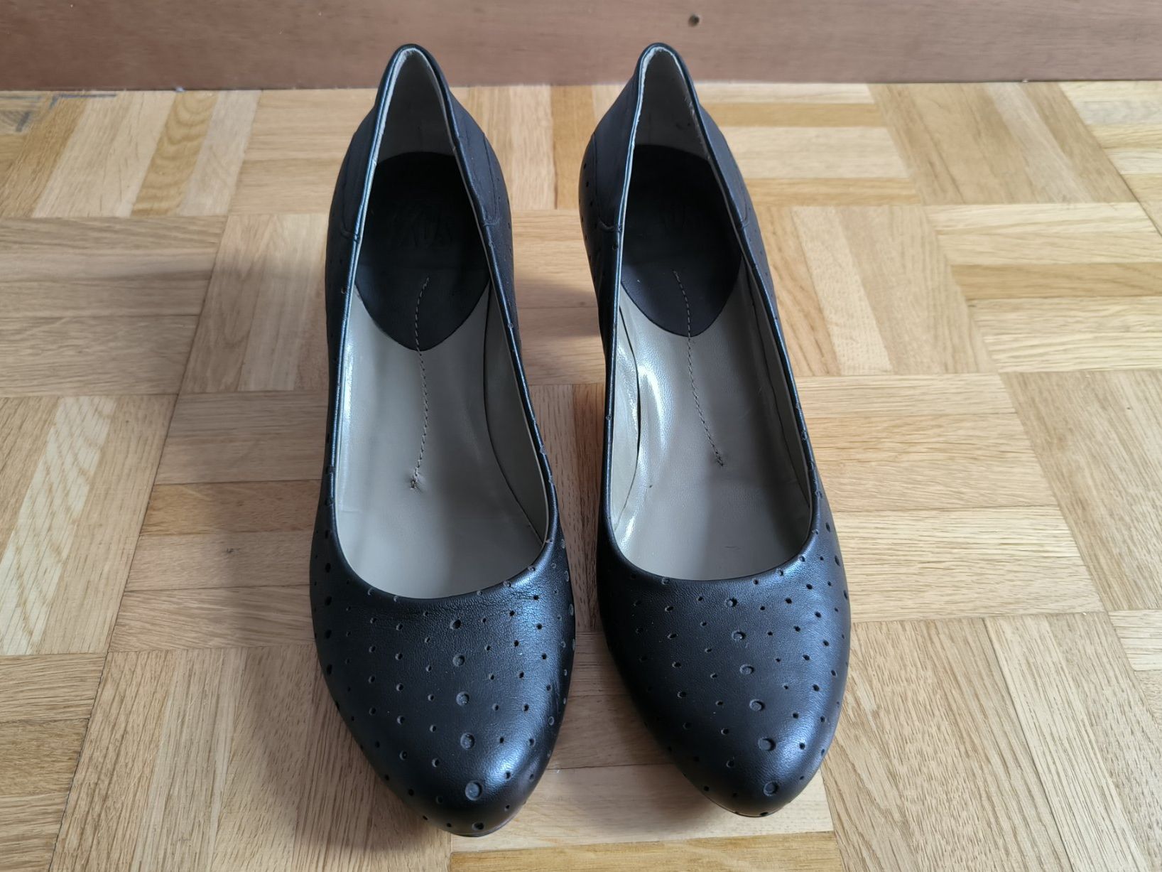 Damenschuhe: IXOS Echtleder-Pumps Schwarz - 39 - Elegantes Lochmuster – Neu (gemäss Beschreibung) aus Thalwil von VitaMini 1