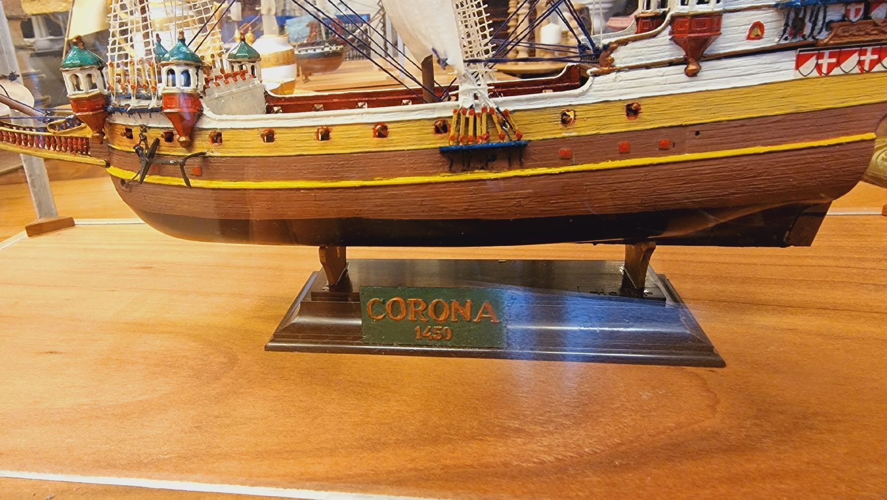 Kit di modellismo & Modellini statici: Schönes Modellschiff "Corona 1450" mit Vitrine – Usato da BERN venduto da Intarsia 1
