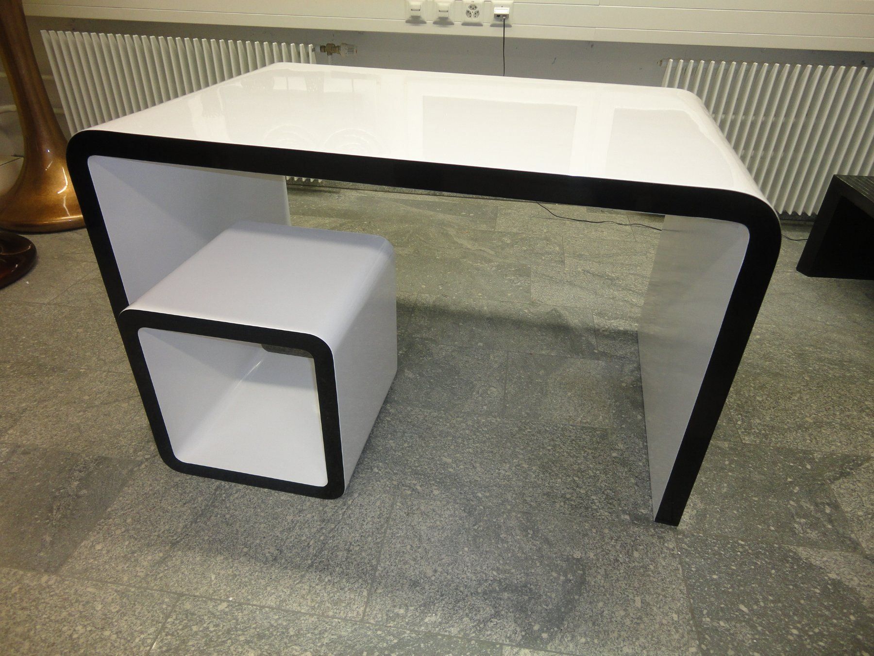 Tavoli: exklusiver Tisch mit 2 Hocker – Nuovo (secondo la descrizione) da Wetzikon ZH venduto da Alpari 5